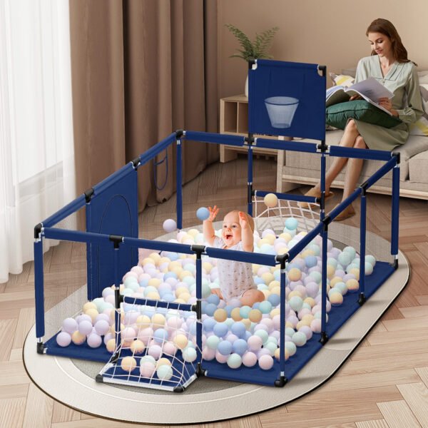 Parque para bebés con porterías y canasta